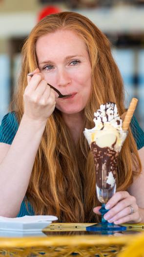 iemand eet een ijsje op het terras