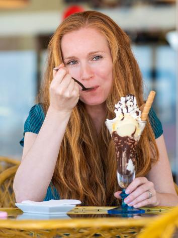 iemand eet een ijsje op het terras