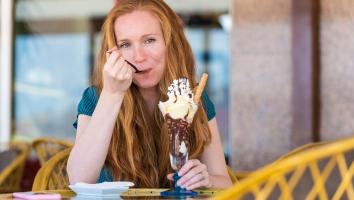 iemand eet een ijsje op het terras