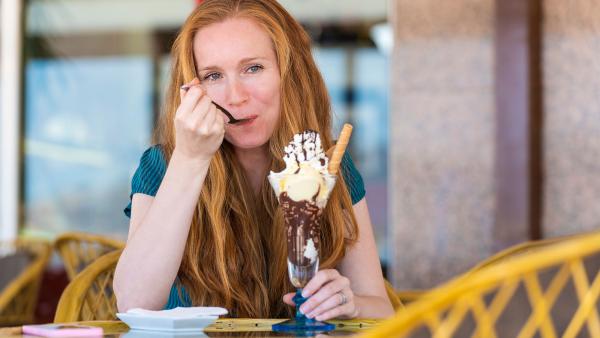 iemand eet een ijsje op het terras
