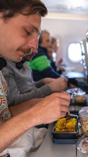 iemand eet een vliegtuigmaaltijd