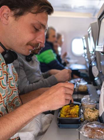 iemand eet een vliegtuigmaaltijd
