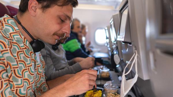 iemand eet een vliegtuigmaaltijd