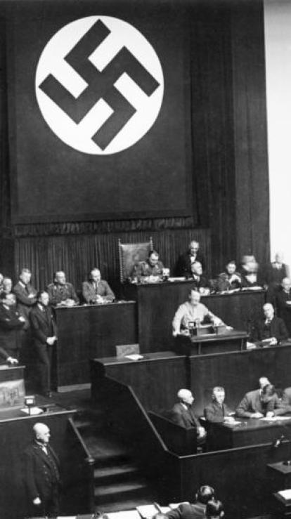 Hitler spreekt de Reichstag toe