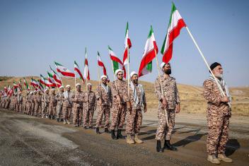 soldaten van de Iraanse Revolutionaire Garde lopen met vlaggen