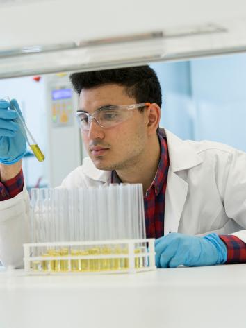 Man kijk in laboratorium naar buisjes met urine