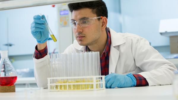 Man kijk in laboratorium naar buisjes met urine