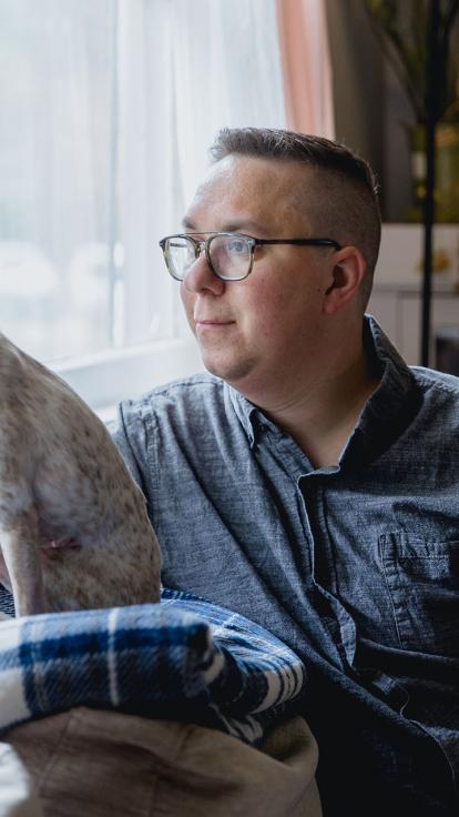 Man met autisme kijkt naar buiten