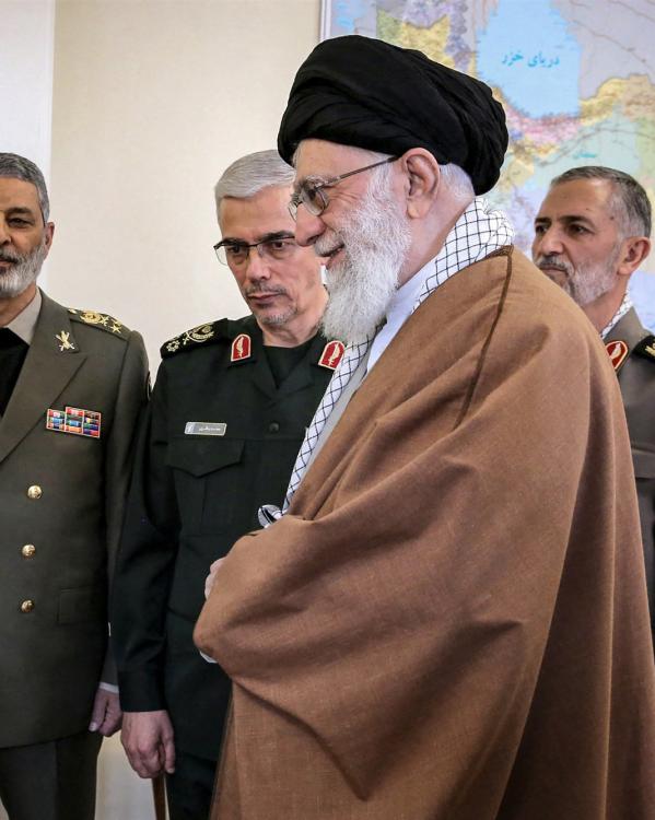 Khamenei geeft een onderscheiding aan Soleimani