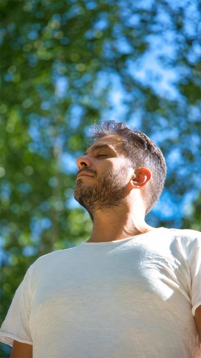 man haalt diep adem in de natuur