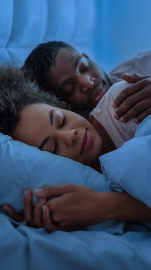 een koppel slaapt samen in bed