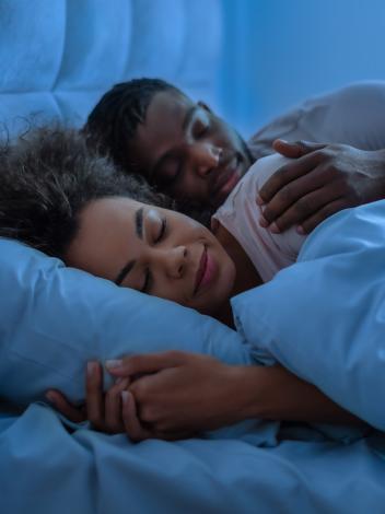 een koppel slaapt samen in bed
