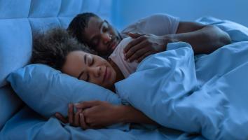 een koppel slaapt samen in bed