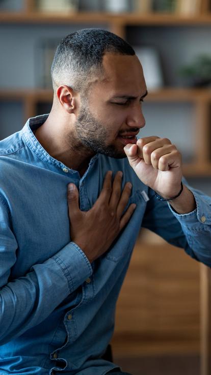 Man hoest met zijn ogen dicht