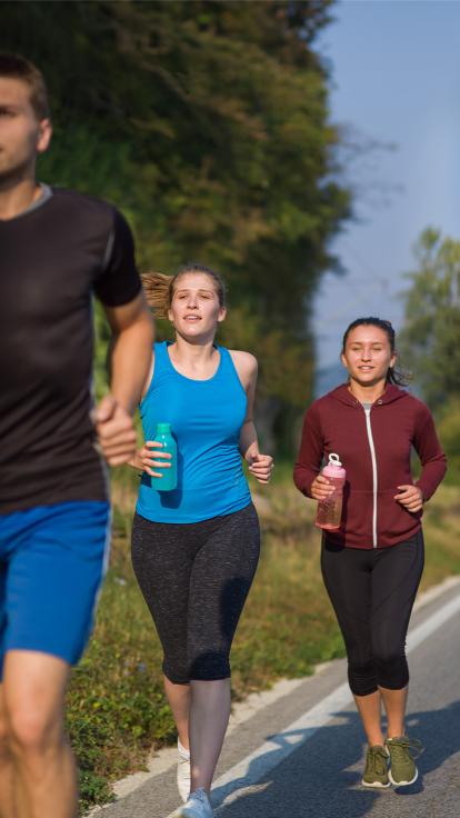 mensen lopen hard in de natuur