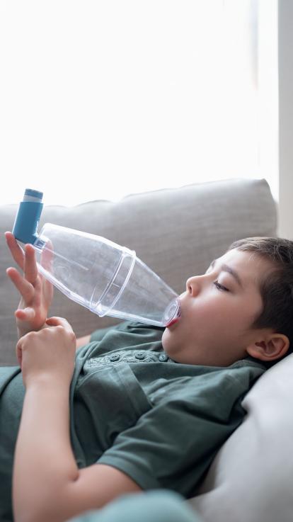 kind neemt astma-medicatie met voorzetkamer