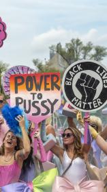 Mensen in vrolijke kleding die protesteren tegen onrecht 