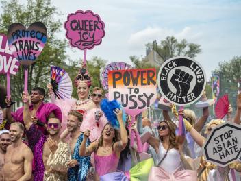 Mensen in vrolijke kleding die protesteren tegen onrecht 