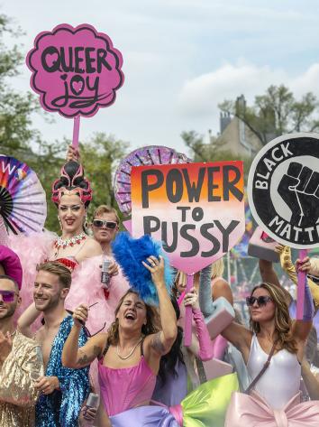 Mensen in vrolijke kleding die protesteren tegen onrecht 