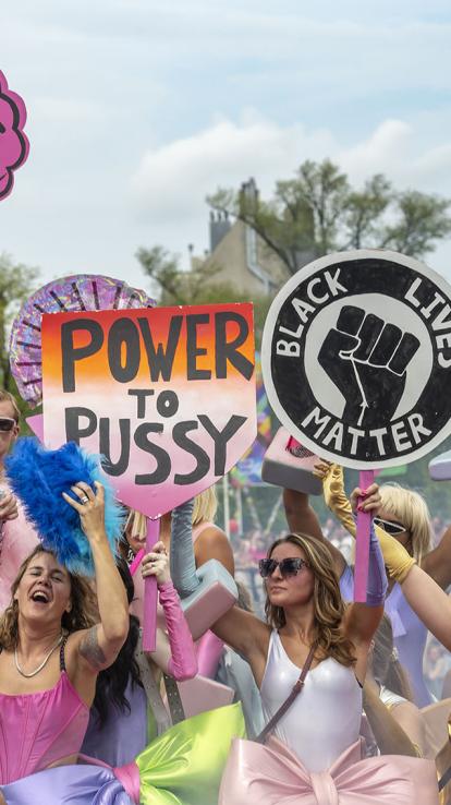 Mensen in vrolijke kleding die protesteren tegen onrecht 