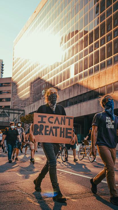 Wit persoon met kartonnen bord van Black Lives Matter, strijdend tegen racisme.