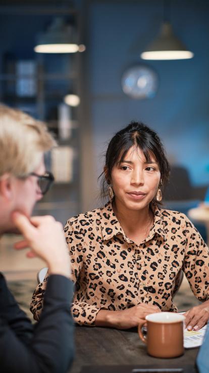 twee mensen in gesprek