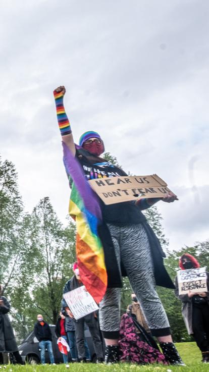 Persoon staan met vuist in de lucht 
