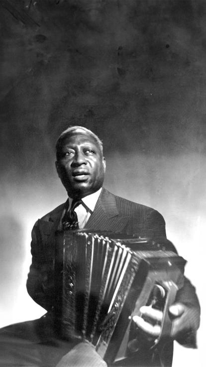 Lead Belly met zijn accordeon 