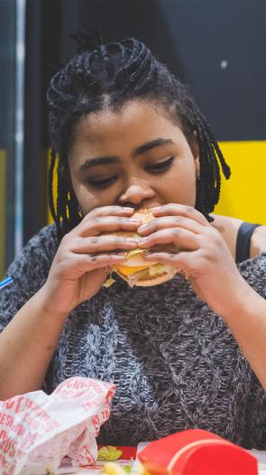 meisje eet hamburger 