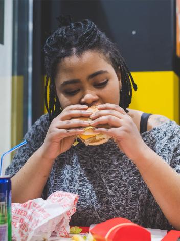 meisje eet hamburger