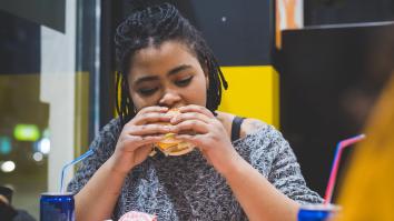 meisje eet hamburger