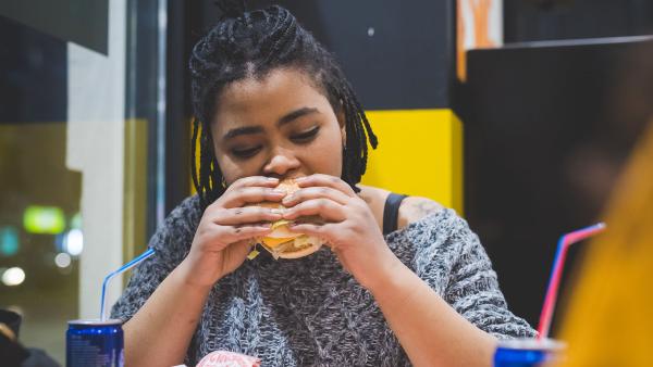 meisje eet hamburger