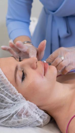 Vrouw op operatietafel ligt klaar om botox te ontvangen.