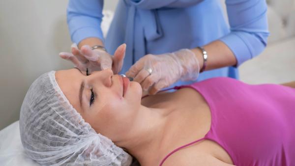 Vrouw op operatietafel ligt klaar om botox te ontvangen.