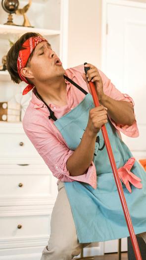 Persoon die tijdens het schoonmaken aan het zingen is