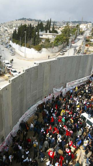 Palestijnen en linkse Israëliërs demonstreren tegen de Israëlische muur