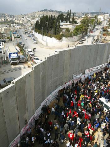 Palestijnen en linkse Israëliërs demonstreren tegen de Israëlische muur