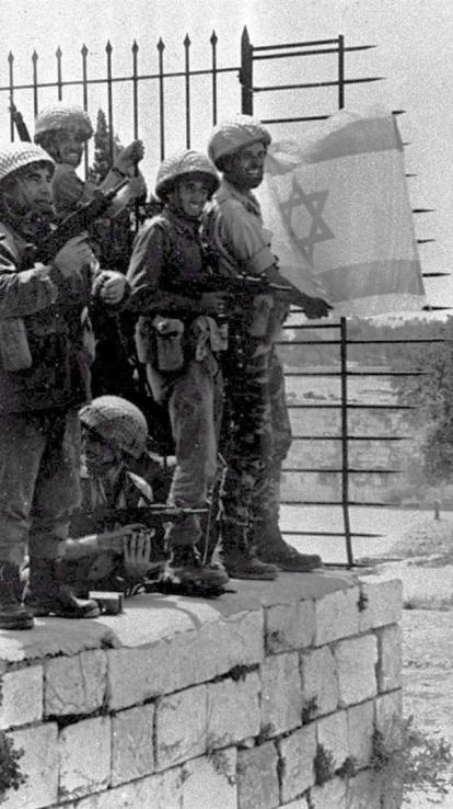 Israëlische soldaten poseren met hun vlag op de Tempelberg tijdens de Zesdaagse Oorlog