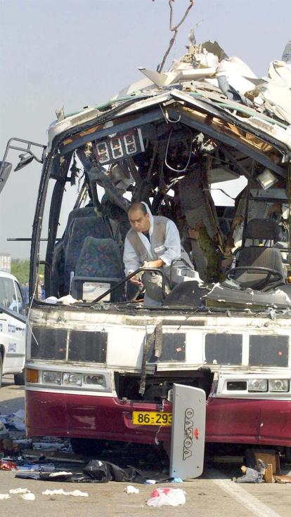 Een forensisch onderzoeker onderzoekt een Israëlische bus na een zelfmoordaanslag