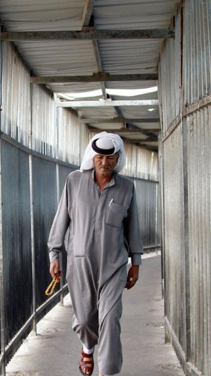 Een Palestijn gaat door een Israëlisch checkpoint heen