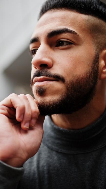 iemand kijkt voor zich uit met zijn hand op zijn kin