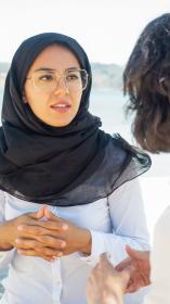 Twee vrouwen serieus in gesprek