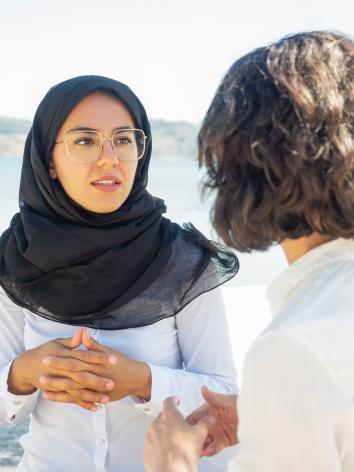 Twee vrouwen serieus in gesprek