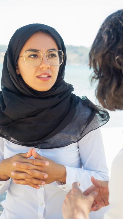 Twee vrouwen serieus in gesprek