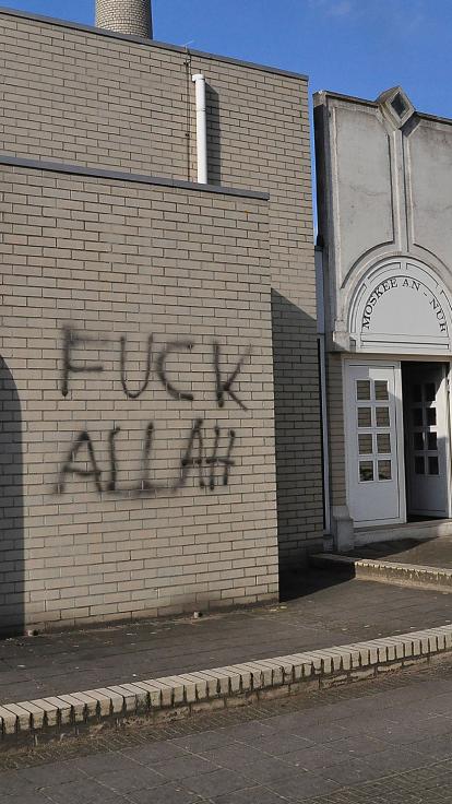 Molukse moskee in Waalwijk beklad met leuzen. 