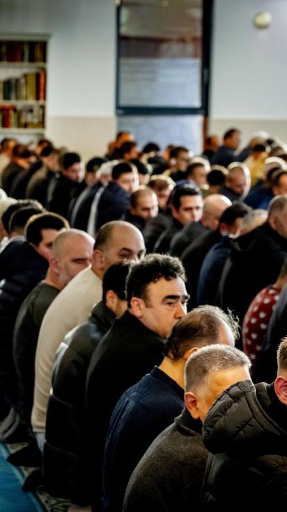 Groep mannen na ochtendgebed in Ulu Camii moskee.