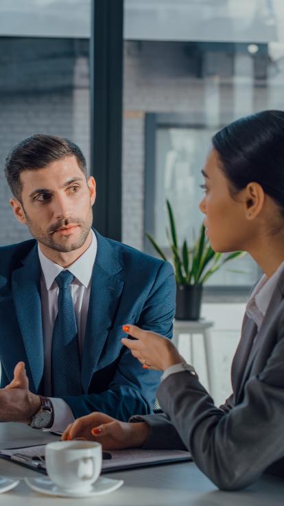 Twee mensen in gesprek op kantoor