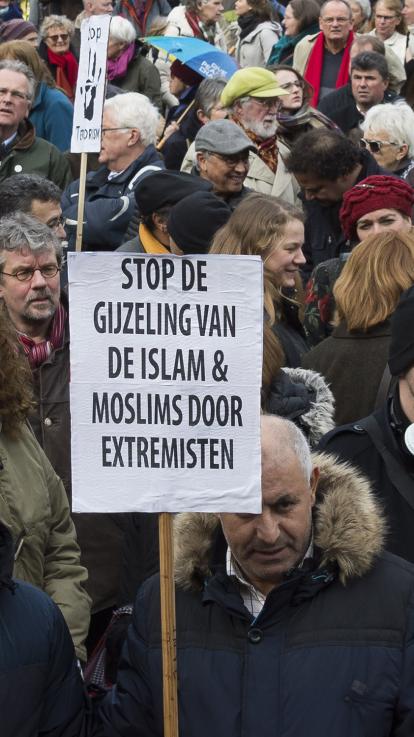 Demonstratie met bord: Stop gijzeling islam door extremisme