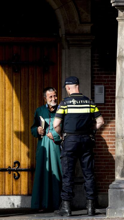 Moslim in gesprek met politie op het Binnenhof 