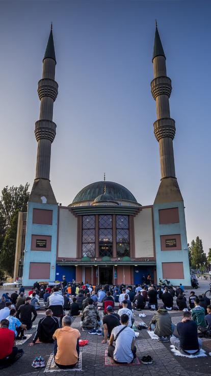 Ochtendgebed bij de Mevlana Moskee in Rotterdam